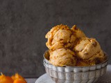 Crosta di speculoos riempita di panna cotta con albicocche ed un gelato crumble