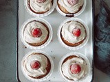 Cupcakes avena e banane con crema al burro di arachidi e qualche lampone