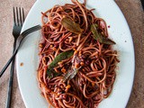 Linguine con salsa al vino rosso e pinoli croccanti