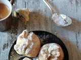 Pacchetti di frolla allo strutto, farciti di confettura di mandarini e gocce di cioccolato