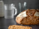 Pane a lievitazione naturale con farina di orzo e al pomodoro e origano