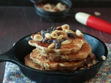 Piccole frittelline di mele meglio conosciute come pancake, con fiocchi d’avena, nocciole tostate e gocce di cioccolato