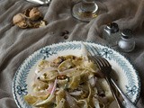 Tagliatelle aromatizzate al caffé con cipolle,noci e yogurt greco