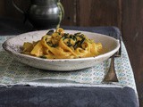 Tagliatelle con salsa al Curry e basilico thai e semi di zucca