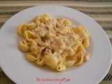 Conchiglie cremose con pancetta, carciofini e ciliegini