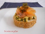 Crostini con uova, salmone e finocchietto selvatico