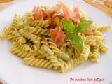 Fusilli con pesto di zucchine e chips di speck