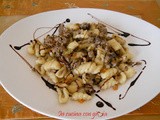 Gnocchi al ragu' bianco e funghi