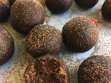 Chocolate Cashew Nut Balls || Chocolate Bliss Balls (Paleo, Whole30, Vegan, Raw)