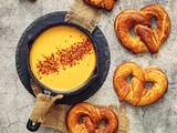 Bavarske perece sa pivom i dip od sira i piva / Soft Beer Pretzels with Beer Cheese Dip