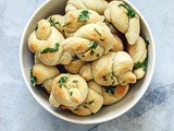 Čvorići (pecivo) sa belim lukom / Garlic Knots