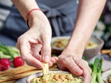 Kremasti hummus sa divljim belim lukom (sremušem) i ukusnim dodacima