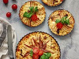 Kukuruzni tart sa karamelizovanim lukom i paradajzom sušenim na suncu / Caramelised onion, dried tomato and feta tart