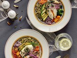 Salata od kinoe i mungo pasulja sa poširanim jajetom