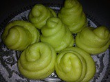 Steamed pandan swirl mantou