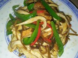 Stir fry erngyii mushrooms with capsicum