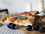 Focaccia al Formaggio: Leckere Käse & Salbei-Kombi