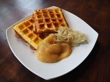 Kartoffelwaffeln mit Apfelmark und Zwiebelringen