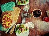 Spanische Tortilla mit Tomaten, Salat und einem Essig-Öl-Dressing