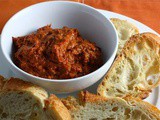 Muhammara ντιπ με ψητές κόκκινες πιπεριές