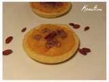 Crostatine con crema di zucca, salsicce e bacche di goji