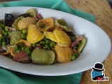 Orecchiette multicolor con piselli e prosciutto