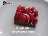 Torta allo yogurt senza burro con cioccolato e fragole