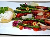 Szparagi na sałatce z jajkiem w parmezanowym koszyczku