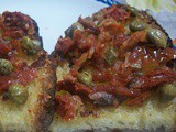 Bruschette acciughe capperi e pomodori secchi