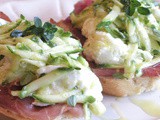 Crostino speck mozzarella e zucchina