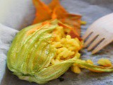 Fiori di zucca ripieni con riso e speck