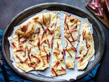 Flammkuchen speck cipolle e fonduta di formaggio