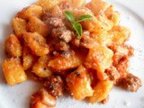 Gnocchi con ragu’ di salsiccia e porcini