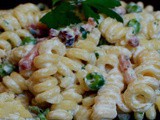 Pasta con speck piselli e yogurt greco