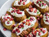 Patate hasselback con speck panna acida ed erba cipollina
