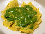 Ravioli di patate e gamberi al pesto