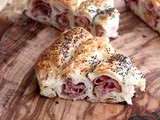 Rotolo di pasta sfoglia con prosciutto e provola