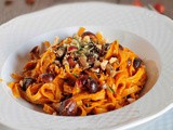 Tagliatelle zucca funghi e nocciole