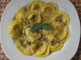 Tortelli di speck e asiago e semi di papavero