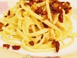 Linguine con briciole croccanti, pinoli e ciliegini secchi