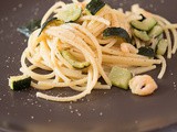 Pasta zucchine e gamberetti: la ricetta classica dell’estate