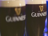 Spillare una pinta di Guinness e servirla all’irlandese