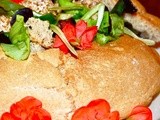 Insalatina nel pane, con dressing al pompelmo rosa e geranio