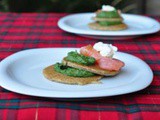 Blinis con crema di spinaci e salmone affumicato