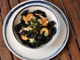 Conchiglie Felicetti al nero di seppia con mazzancolle e calamari per la crociera in barca a vela delle donne del Movimento Turismo Vino