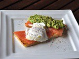 Eggs Benedict con salmone affumicato e avocado