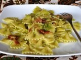 Farfalle al pesto di fave e pecorino con guanciale croccante