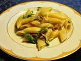 Gigantoni rigati con baby zucchine, fiori e guanciale croccante