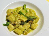 Gnocchi di patate in zuppetta di asparagi e vongole