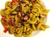 Gotici al curry con ciuffi di calamari e verdure saltate